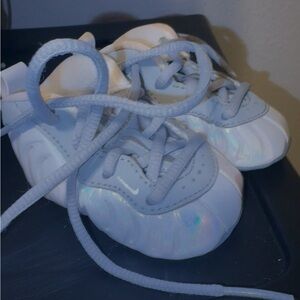White Sneakers for Infants with Soft Material and Rounded Toe